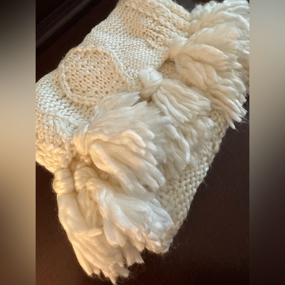 525 America white knitted tassel scarf New with tags